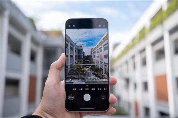 什么手机拍人像最好看 2025年自然感的标杆答案