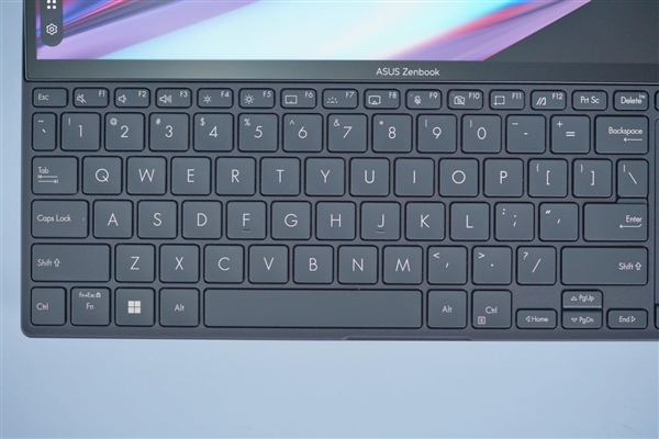 14英寸机身塞下18英寸屏!华硕灵耀X 双屏Pro 2023图赏(图13) 14英寸机身塞下18英寸屏!华硕灵耀X 双屏Pro 2023图赏(图13)