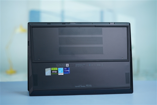 14英寸机身塞下18英寸屏!华硕灵耀X 双屏Pro 2023图赏(图3) 14英寸机身塞下18英寸屏!华硕灵耀X 双屏Pro 2023图赏(图3)