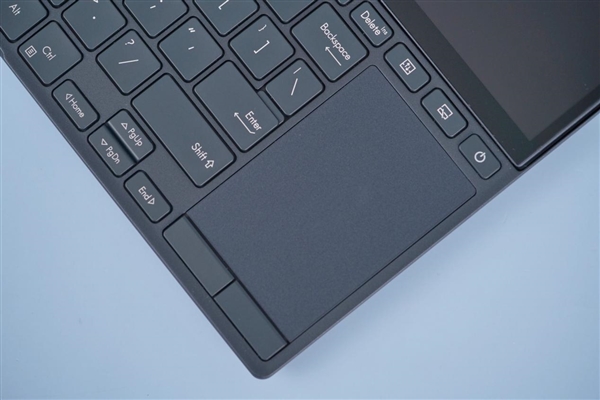 14英寸机身塞下18英寸屏!华硕灵耀X 双屏Pro 2023图赏(图14) 14英寸机身塞下18英寸屏!华硕灵耀X 双屏Pro 2023图赏(图14)