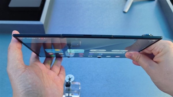 G形三折叠史上首款！三星Galaxy Z TriFold上手(图3)